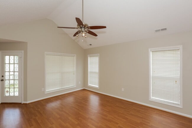 Photo - 310 Tamarack Dr