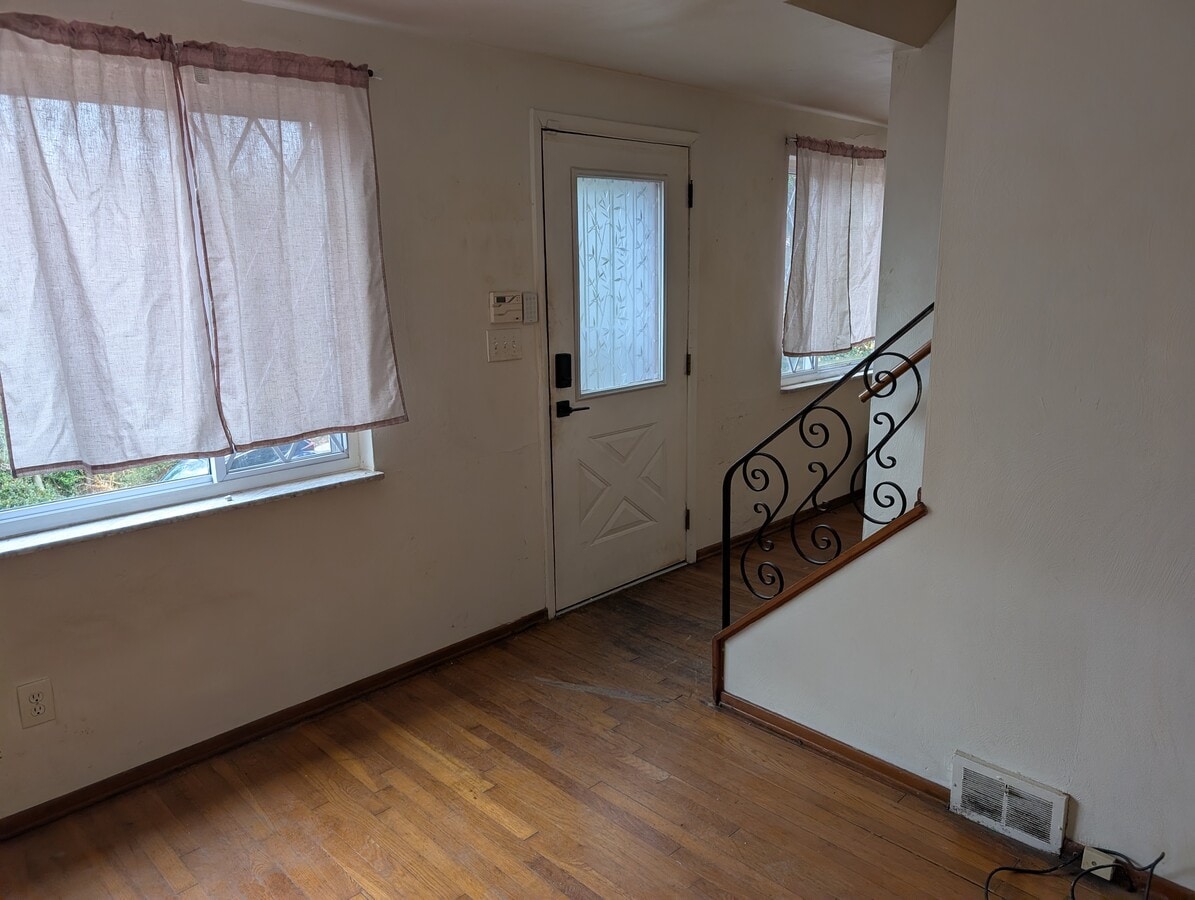Entrance-livingroom - 469 Reed St