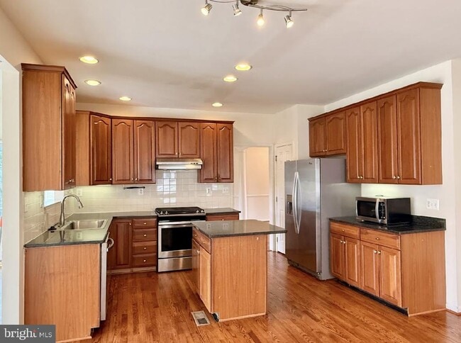 Photo - 43520 Lucketts Bridge Cir