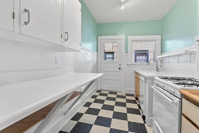 Photo - 1 Bedroom close to SW! Pets Ok! Walking distance to Providence Park!