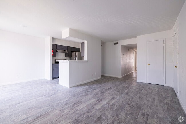 2BR, 2BA - 970SF - Living Room