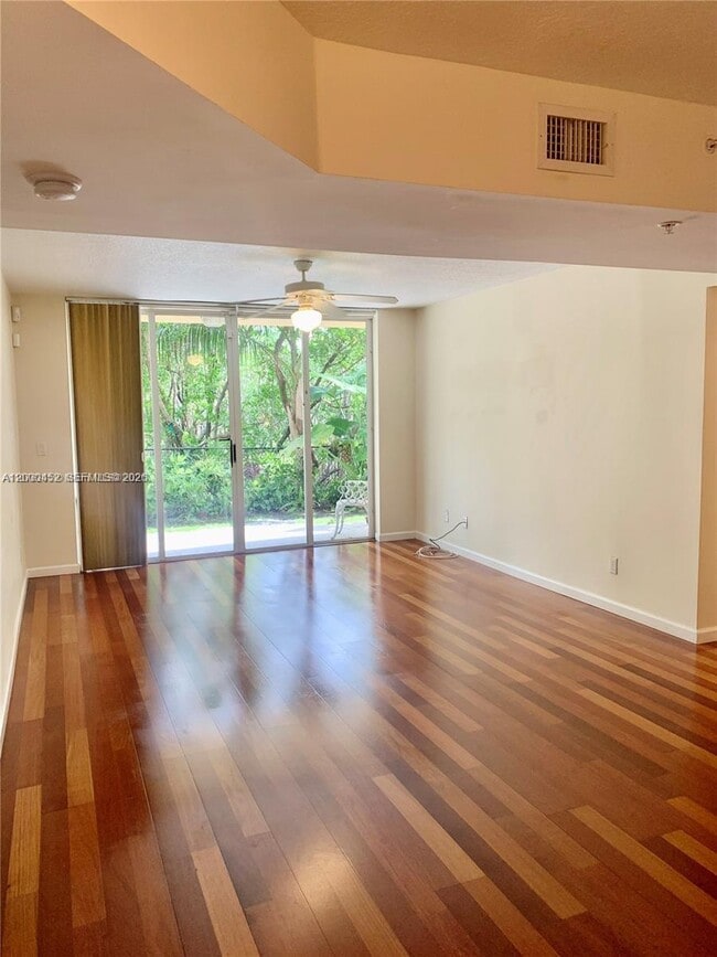 Building Photo - 529 E Sheridan St Unit 1021