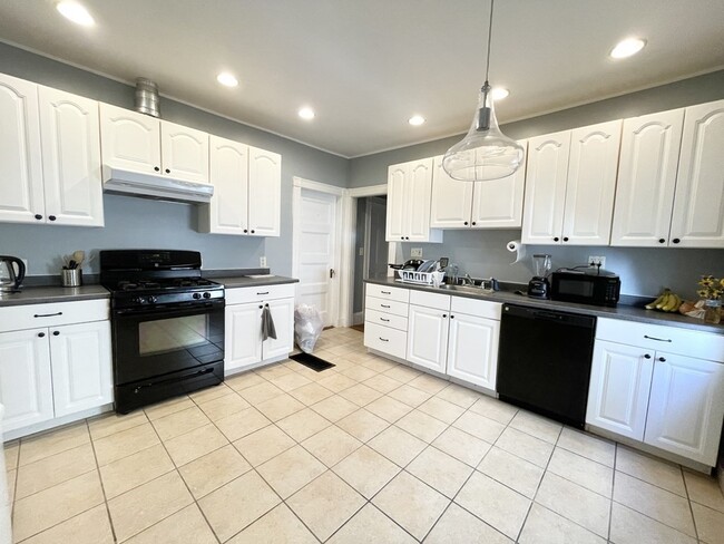 Building Photo - 18 Romsey St Unit 2 Rental