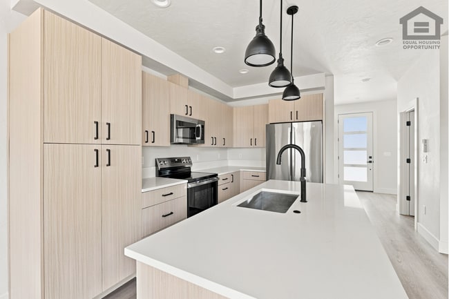 Building Photo - 2548 SW Yew Ave Unit 2548 SW Yew Ave Building A 103