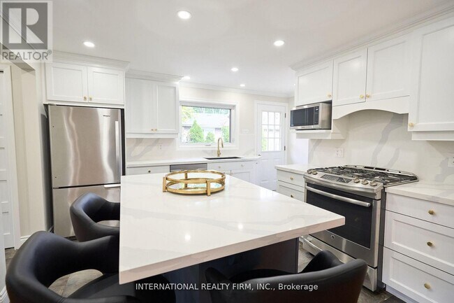 Photo - 2292 Devon Rd