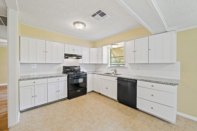 Photo - 821 Miller St