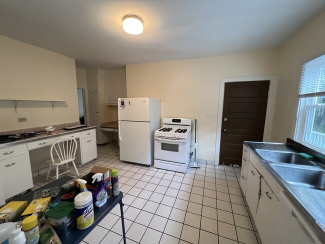 Building Photo - 852 Sumner Ave Unit 852 Sumner Apartment