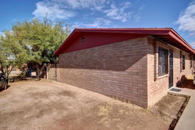 Building Photo - Sharp 2 Bed. 1 Ba. Duplex Apartment in Popular Menlo Park Neighborhood Near Downtown