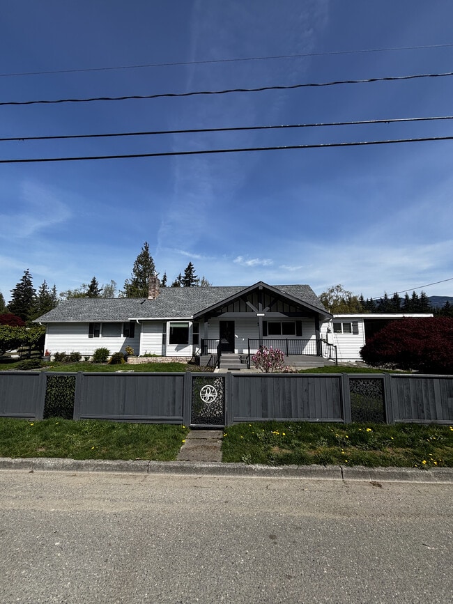 Photo - 1122 E State St Casa