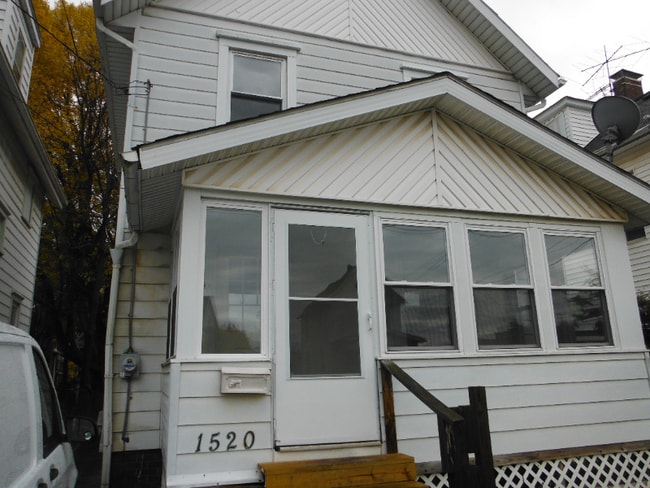 Photo - 1520 Frazer Ave NW