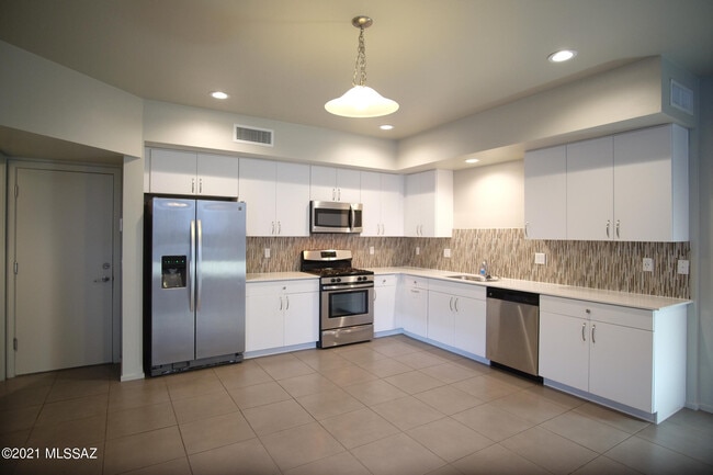 Photo - 932 E Lustrum Ln