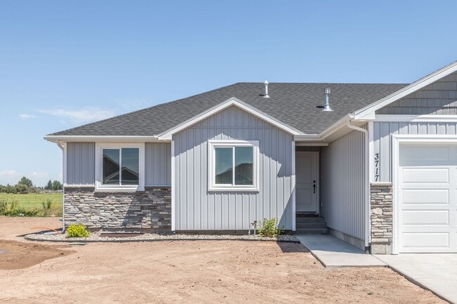 Building Photo - 5 BED 3 BATH HOME IN IDAHO FALLS WITH 2 STALL GARAGE, AC, FENCED YARD