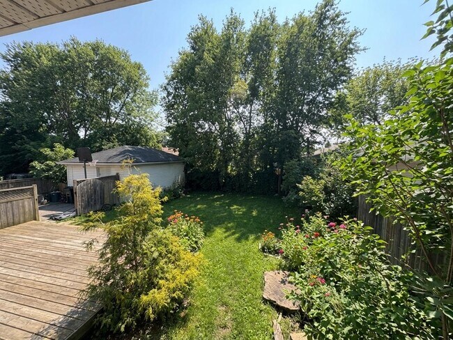 Photo - Fully Finished 3 plus den on East Mountain