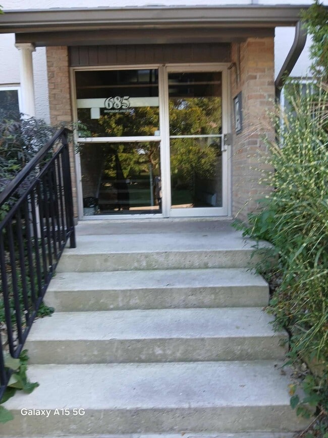 Building entrance - 685 Wonderland Rd S Unit 1