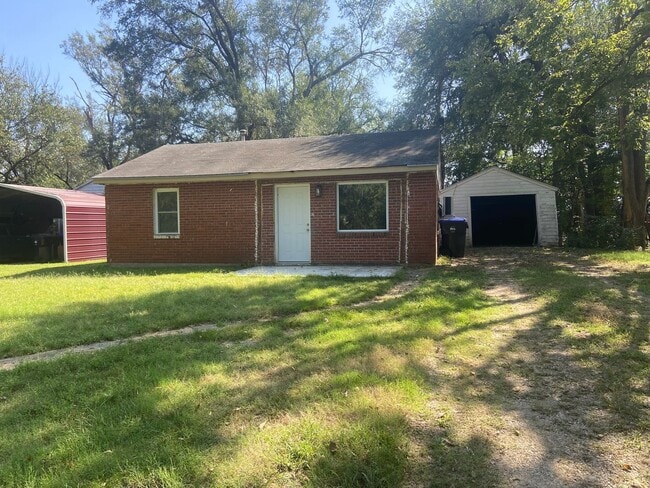 Building Photo - 105 SW Sanneman Dr