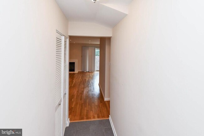 Photo - 49 Hawthorne Ct NE