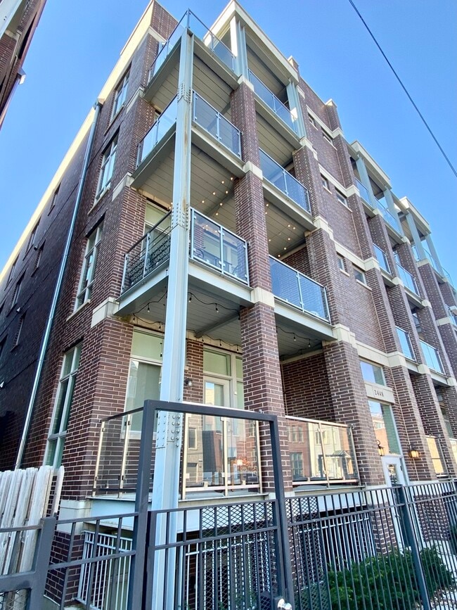 Building Photo - 2442 N Clybourn Ave