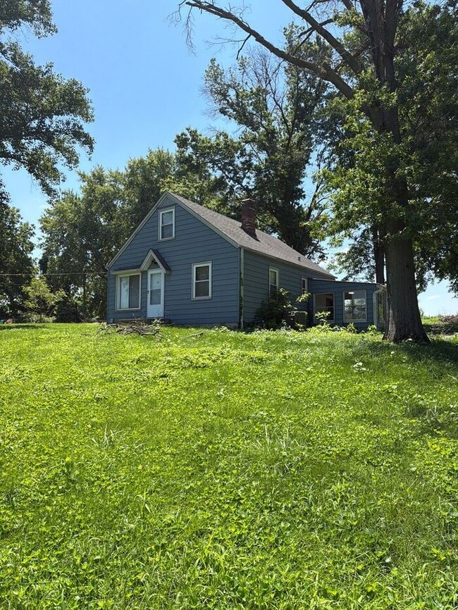 Building Photo - Rare Opportunity! 4 bed, 1 bath home on large lot!