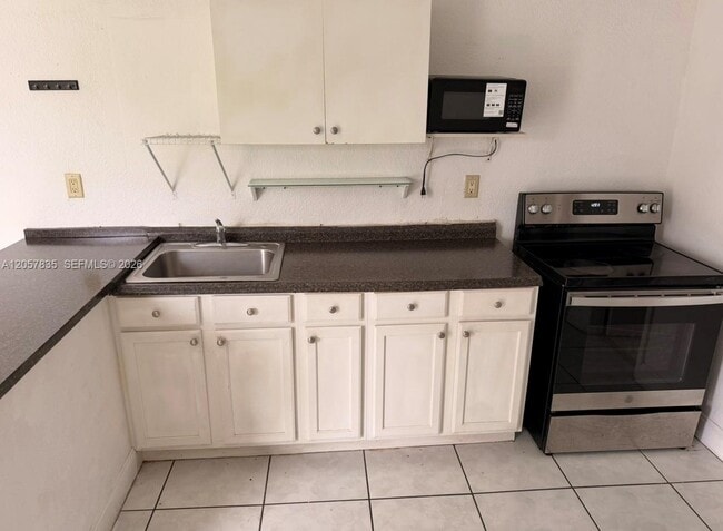 Building Photo - 9815 SW 51st Terrace Unit B