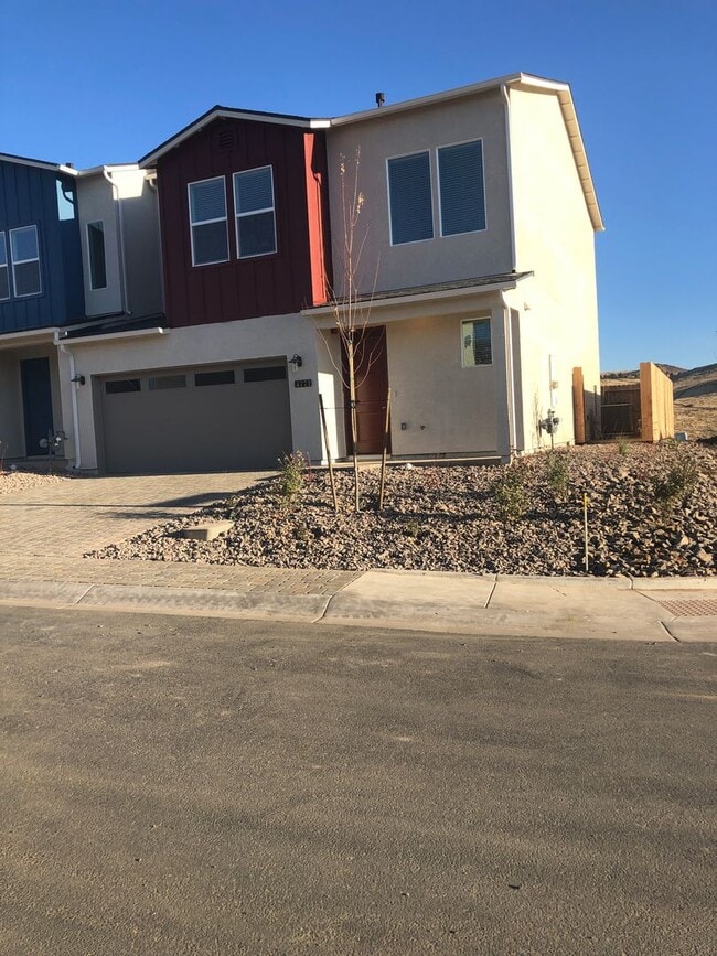 CORNER LOT - END UNIT - NO YARD TO MAINTAI... - CORNER LOT - END UNIT - NO YARD TO MAINTAI... House