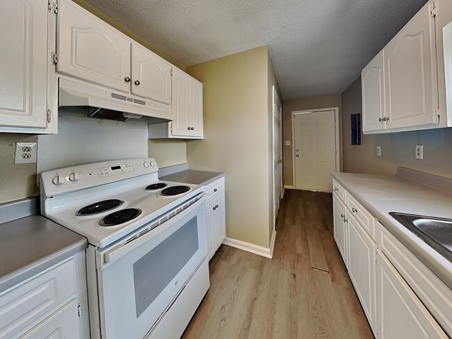 Photo - 481 Iota Ave S