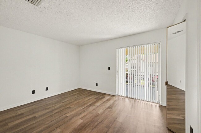 Photo - 3100-3111 Sir Hamilton Cir