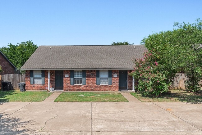 Building Photo - AUGUST PRE-LEASE!!  Cute 2 Bedroom 2 Bathr...