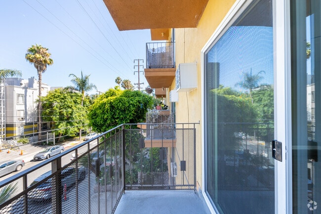 1BR, 1BA - 727SF - Balcony