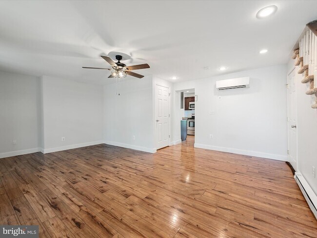 Photo - 5479 Main St