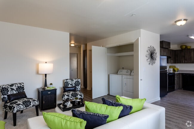 2BR, 2BA - 990 SF