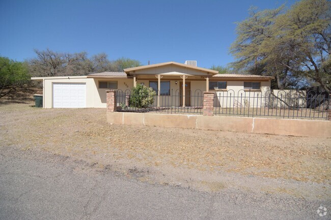 Building Photo - Charming Brick Construction 3 Bedroom 2 Ba... Rental