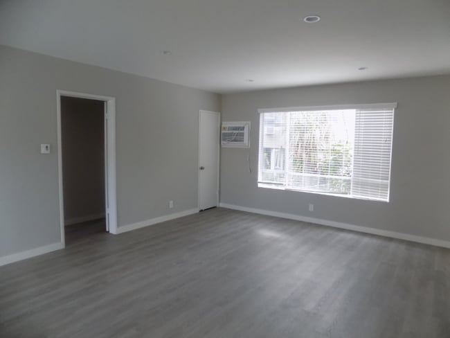 Photo - 646 S Barrington Ave