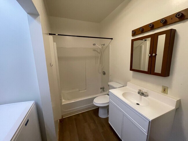 Photo - 1111 E Newark Ave Unidad 03