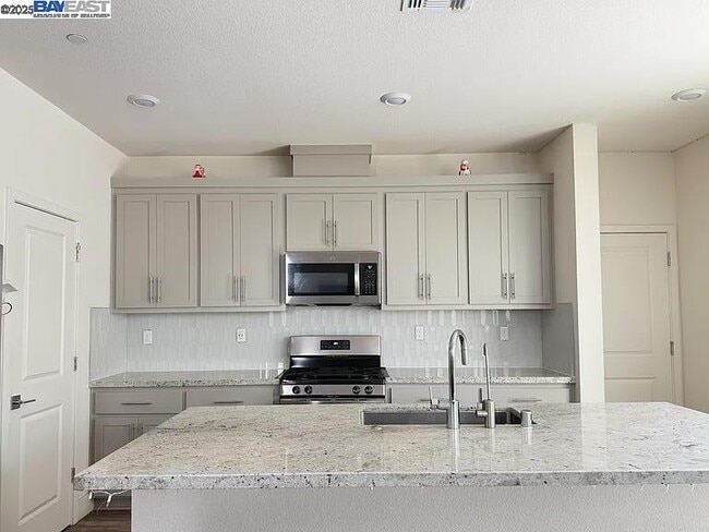 Photo - 2151 Daimler St