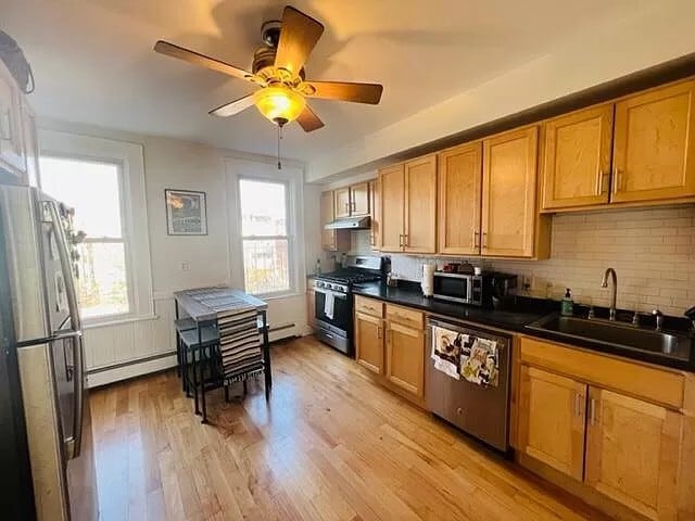 Las ventanas de la cocina dan a un espacio exterior compartido en el patio trasero. - 82 Webster St Unidad 2