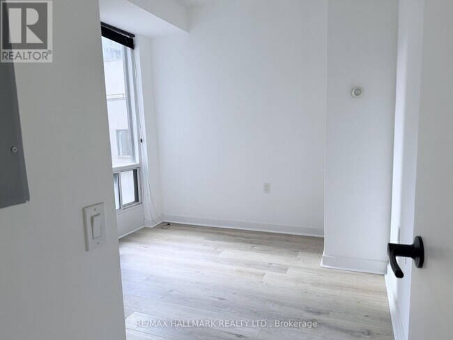 Photo - 85 Bloor St E Unit 602