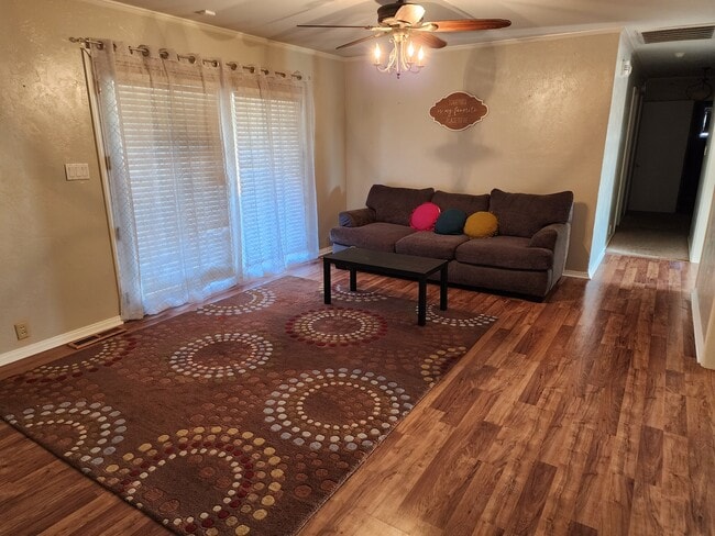 Photo - 302 Williams