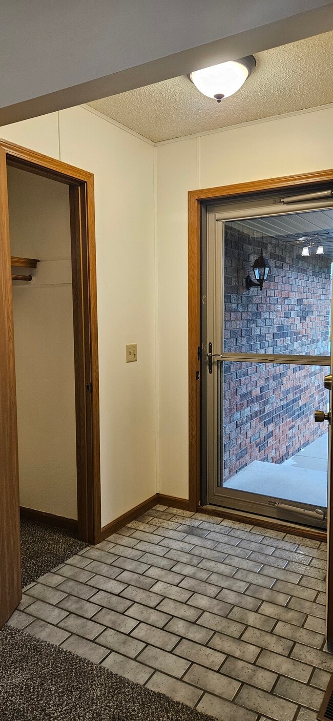 Puerta de entrada y armario para abrigos - 117 Grand Prairie Dr