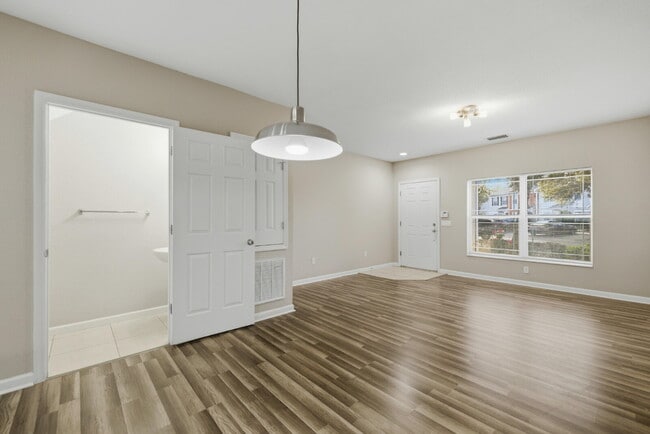 Photo - FREE DECEMBER**Beautiful 2 Bd 2 1/2 bath Corner unit in Wynchase!!NO APPLICATION FEES