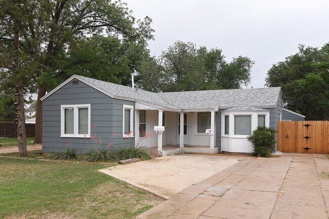 Building Photo - "Charming Retreat: Cozy 2-Bed, 1-Bath Gem ...