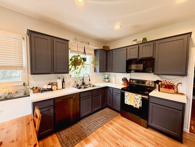 Photo - 5116 Sunderland Rd