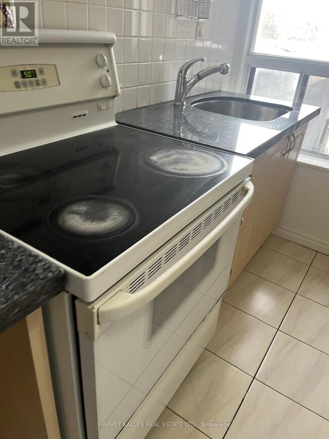 Photo - 916 Bloor St W