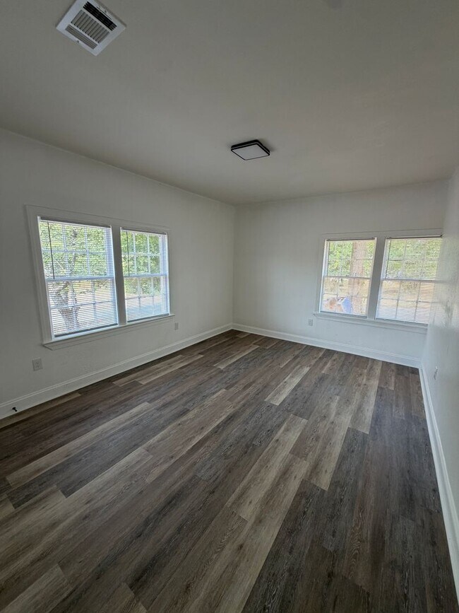 727 N Main St