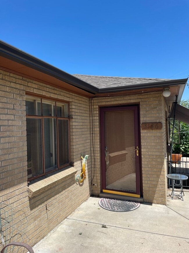 Building Photo - 2 Bedroom Townhouse in the heart of Tennyson!