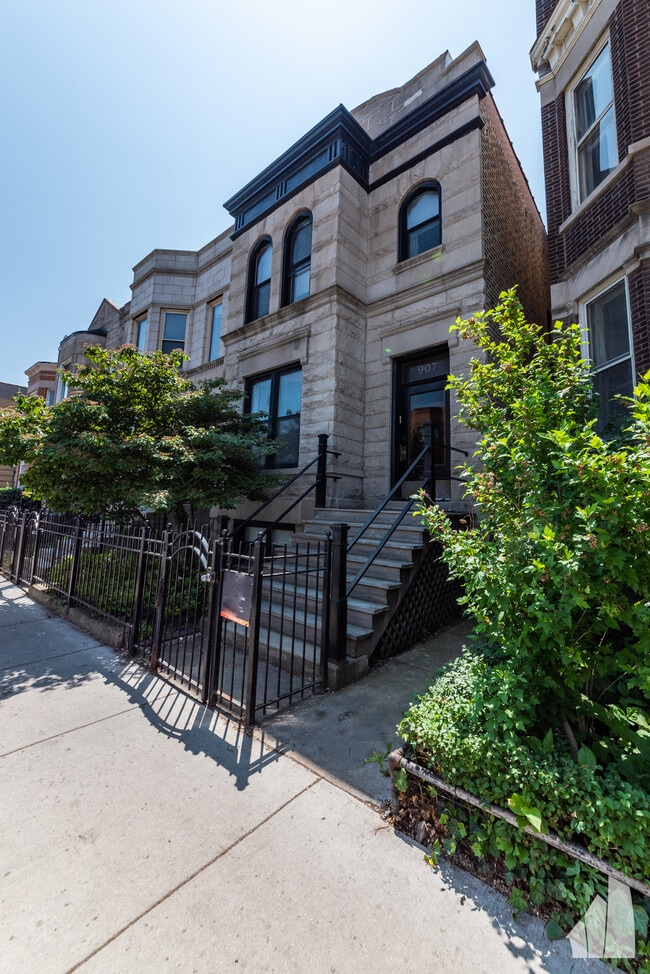 Building Photo - 907 W Addison St Unit 2