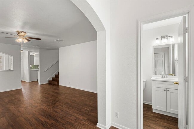 Photo - 210 Summerside Ave