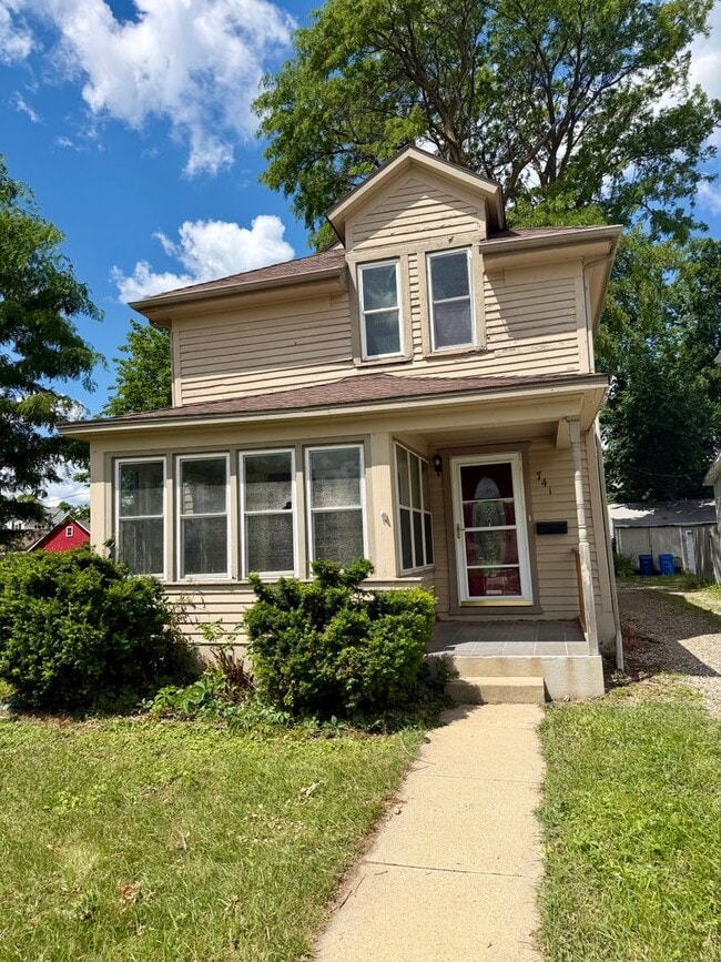 Building Photo - 3 Bed/1.5 Bath House For Rent with 2 Car Garage!