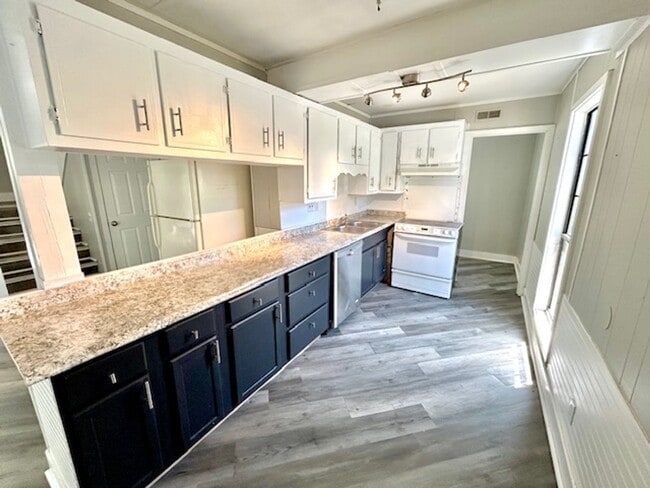 4216 Chalet Cir NW