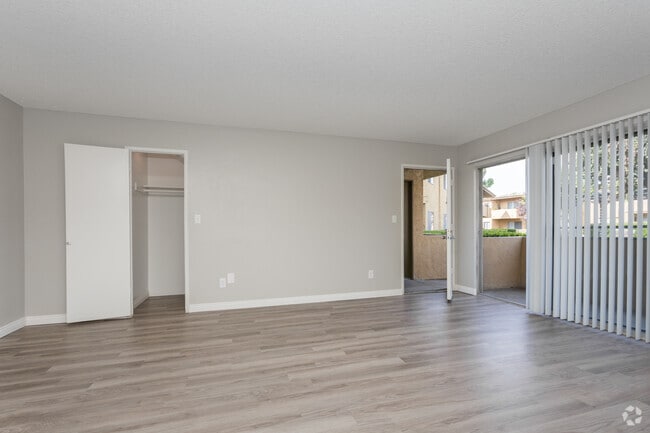 2BR, 2BA - 1100 SF