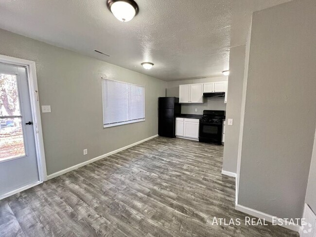 Building Photo - Your Dream Home Awaits! Beautiful and reno...